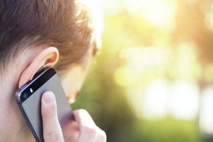 Beveik pusė šalies gyventojų sako, kad jie arba jų artimieji šiemet susidūrė su telefoniniais ar elektroniniais sukčiais, atskleidžia „Swedbank“ Finansų instituto užsakymu atliktas tyrimas.