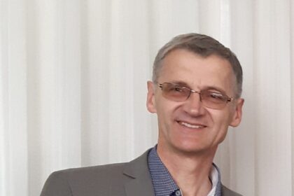 Triukšme, bet darbiniame, sutikome Panevėžio rajono Metų mokytojo vardą pelniusį Velžio gimnazijos geografijos mokytoją Kęstutį Bražinską. Luktelėjęs pertraukos ir išlydėjęs dar triukšmingiau nusiteikusią klasę, jis sutiko prisiminti, kodėl pasirinko tokį nelengvą darbą.