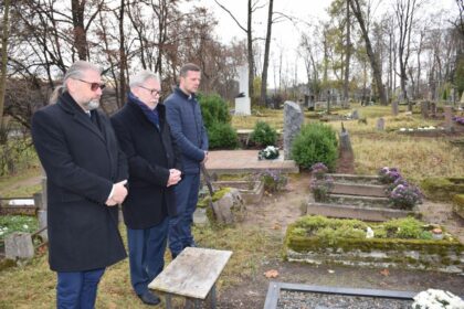 Šiandien, Panevėžio miesto meras Rytis Račkauskas, mero pavaduotojai Valdemaras Jakštas ir Deividas Labanavičius aplankė žuvusiųjų už Lietuvos laisvę bei nusipelniusių miestui žmonių amžinojo poilsio vietas. Ant kapų buvo padėtos gėlių puokštės, uždegtos žvakutės.