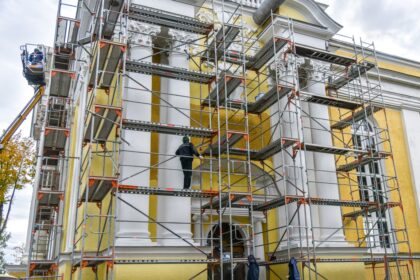 Panevėžiečiai turėtų susitaikyti, kad vyskupijos motina vadinamos Kristaus Karaliaus katedros fasadas iki ateinančių metų atrodys keistokai – lauko sienos nudažytos skirtingais atspalviais.