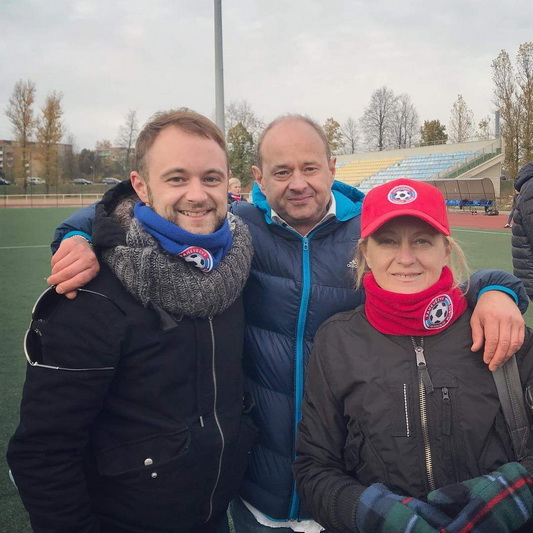 Pati gražiausia futbolo klubo „Panevėžys“ direktoriaus akimirka sportinėse varžybose, kai jo komandos palaikyti atvažiavo šeima – žmona ir sūnus aktorius. ASMENINIO ARCHYVO nuotr.