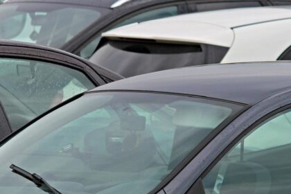 Daugiabučio namo kieme automobilį laikantis panevėžietis ryte savo transporto priemonę rado apšvarintą.