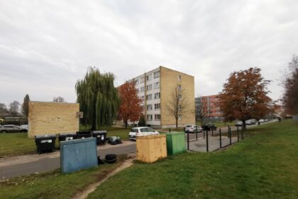 Panevėžio savivaldybės noras skatinti atliekų rūšiavimą ir padaryti tvarkingesnes šiukšlių konteinerių aikšteles sukėlė gyventojų nepasitenkinimą dėl ilgai besitęsiančių darbų ir dėl to kilusių nepatogumų.