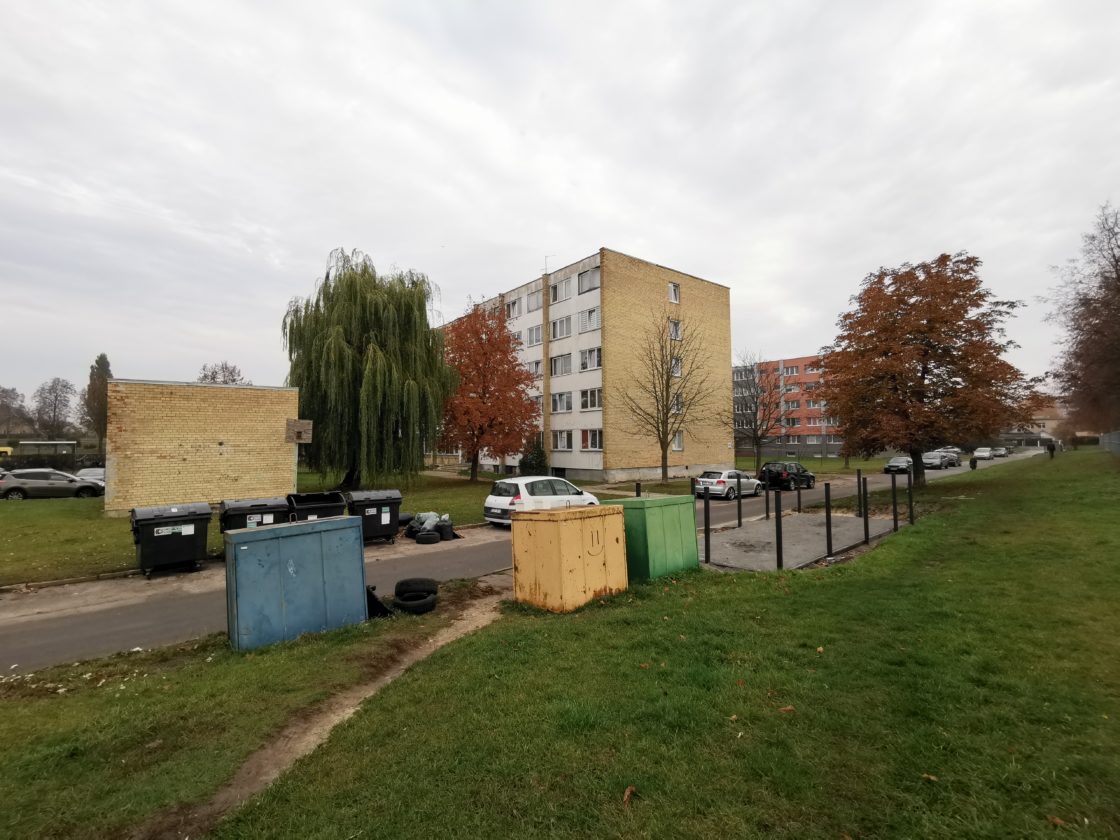 Panevėžio savivaldybės noras skatinti atliekų rūšiavimą ir padaryti tvarkingesnes šiukšlių konteinerių aikšteles sukėlė gyventojų nepasitenkinimą dėl ilgai besitęsiančių darbų ir dėl to kilusių nepatogumų.