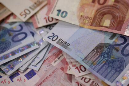 Vyriausybė trečiadienį posėdyje nepritarė kai kurių Seimo narių siūlymui apriboti valstybės paramą įvairių baudų valstybei ar savivaldybėms nesumokėjusiems gyventojams.