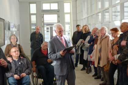 Kiekvienas panevėžietis turėtų žinoti, kaip atrodo jo miesto herbas. Jis matomas daug kur ir iš karto atkreipia dėmesį sidabriniame lauke stūksantys raudoni vartai su trimis bokšteliais, virš jų iškilusiu bokštu bei juodais langais ir durimis.