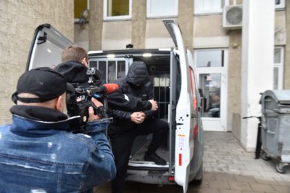 Lietuvą sukrėtusios dramos, kai Panevėžyje viename iš Danutės gatvės daugiabučių bute beveik dvi paras galėjo būti kalinama ir narkotikais svaiginama jauna moteris, įtariamasis 36-erių panevėžietis kurį laiką lieka už grotų.