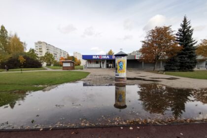 Kol po užsitęsusių sausrų vieni laukia lietaus, kiti baimingai dairosi į virš Panevėžio besikaupiančius debesis. Prasidėję rudeniniai lietūs atskleidė ką tik renovuotos Statybininkų gatvės problemas.