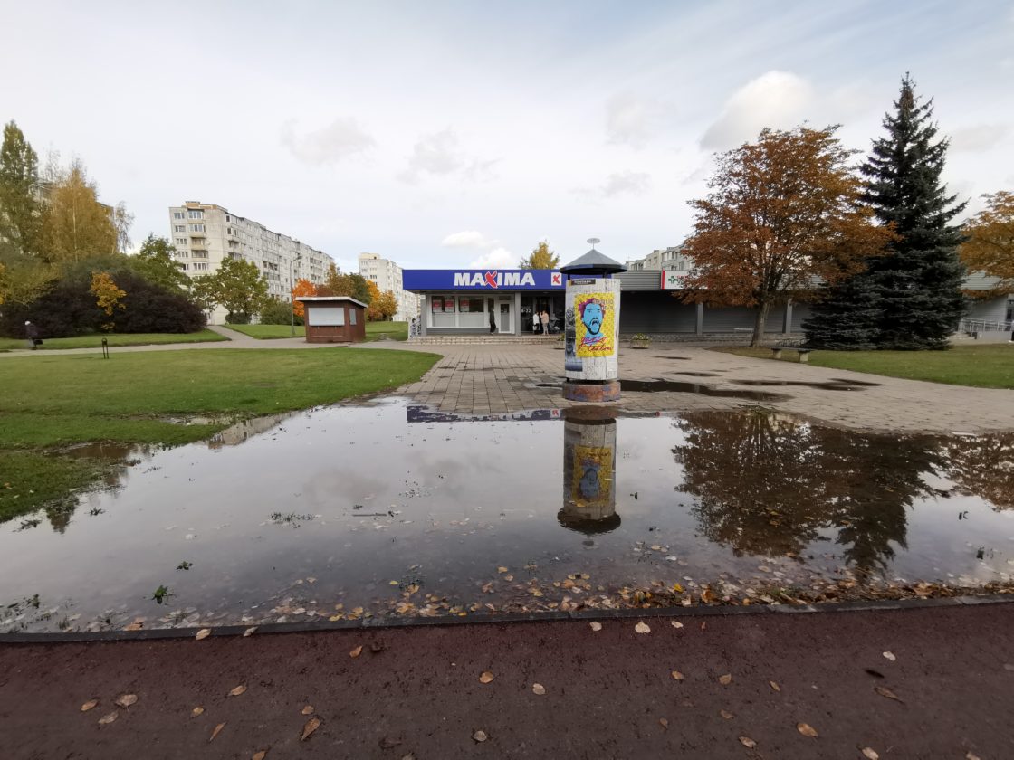 Kol po užsitęsusių sausrų vieni laukia lietaus, kiti baimingai dairosi į virš Panevėžio besikaupiančius debesis. Prasidėję rudeniniai lietūs atskleidė ką tik renovuotos Statybininkų gatvės problemas.