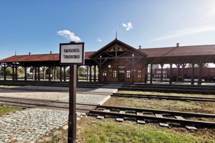 Panevėžio apygardos teisme pirmadienį pagaliau turėjo būti atversta skandalingoji „siauruko“ byla, kur buvęs įstaigos „Aukštaitijos siaurasis geležinkelis“ vadovas Vismantas Užalinskas kaltinamas didelės vertės svetimo turto pasisavinimu, apgaulingu apskaitos tvarkymu ir dokumentų klastojimu.