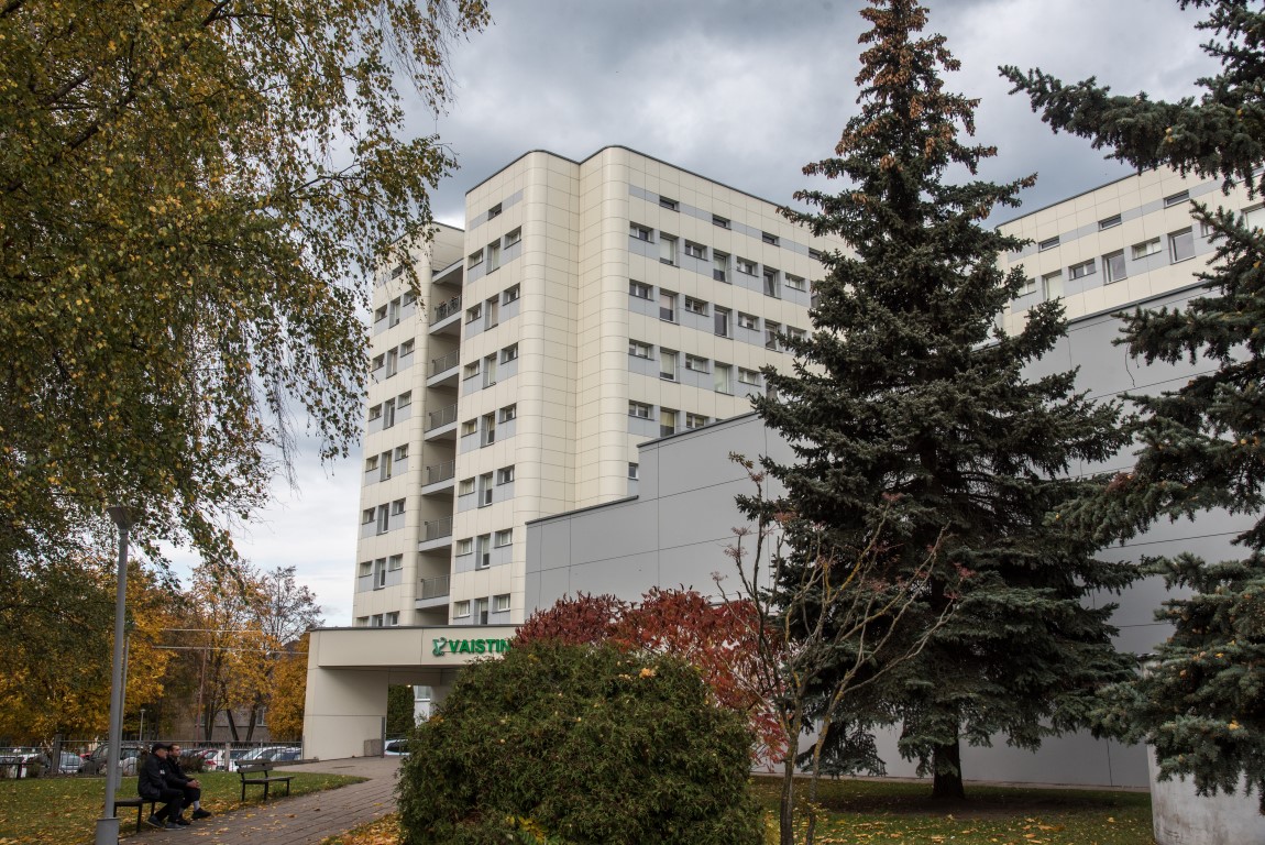 Sveikatos apsaugos ministro pažadai, kad jau nuo rugsėjo medikų atlyginimai kils apie 15 proc., bliūkšta. Skolose skęstančios Respublikinės Panevėžio ligoninės medikai, nesulaukę didesnių algų, pagalbos kreipėsi į ministeriją. Tačiau neatmeta galimybės, kad gali tekti pasekti pedagogų pavyzdžiu ir pradėti streiką. Ligoninės vadovybė atsikerta, esą šioje įstaigoje medikai gauna vienas didesnių algų, o nuo šio rugsėjo jų piniginės papilnėjo dar keliomis dešimtimis eurų.