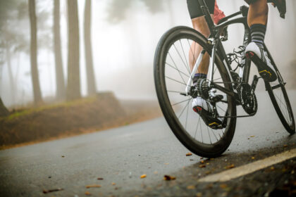 Panevėžyje dviračiu važiavęs vaikas nukentėjo atsitrenkęs į stovintį automobilį.
