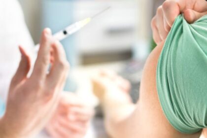 Sveikatos apsaugos ministerija (SAM) siekia įteisinti skiepus vaistinėse, numatyti galimybę skiepyti ir akušeriams bei slaugytojams.