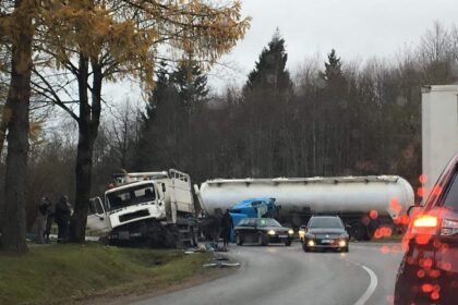 Nemažos specialiųjų tarnybų pajėgos sulėkusios į avarijos vietą Karsakiškyje.