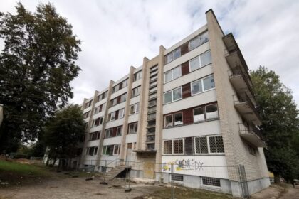 Panevėžyje išaugus nedidelių butų paklausai, Savivaldybė pati imasi statyti pirmąjį mieste socialinį daugiabutį. Beveik pačiame centre, Muzikinio teatro pašonėje, per ateinančius porą metų buvusio mokinių bendrabučio vietoje bus įrengti socialiniai būstai ir atkelti nepasiturintys žmonės. Tai bus iki šiol stambiausias objektas Aukštaitijos sostinėje, pritaikytas remtiniesiems.