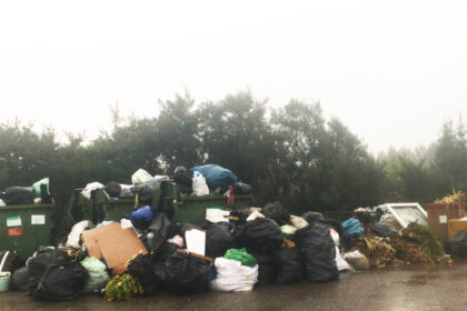 Paradoksas: lygiai su visais rinkliavą už atliekas mokantys rajono sodininkai tvirtina, kad sodų bendrijose išmetamų šiukšlių nebūna, bet kartu jie prašo atvežti daugiau konteinerių. Juos dalijanti bendrovė Panevėžio regiono atliekų tvarkymo centras (PRATC) kitais metais savo klientams žada įvesti daugiau tvarkos.