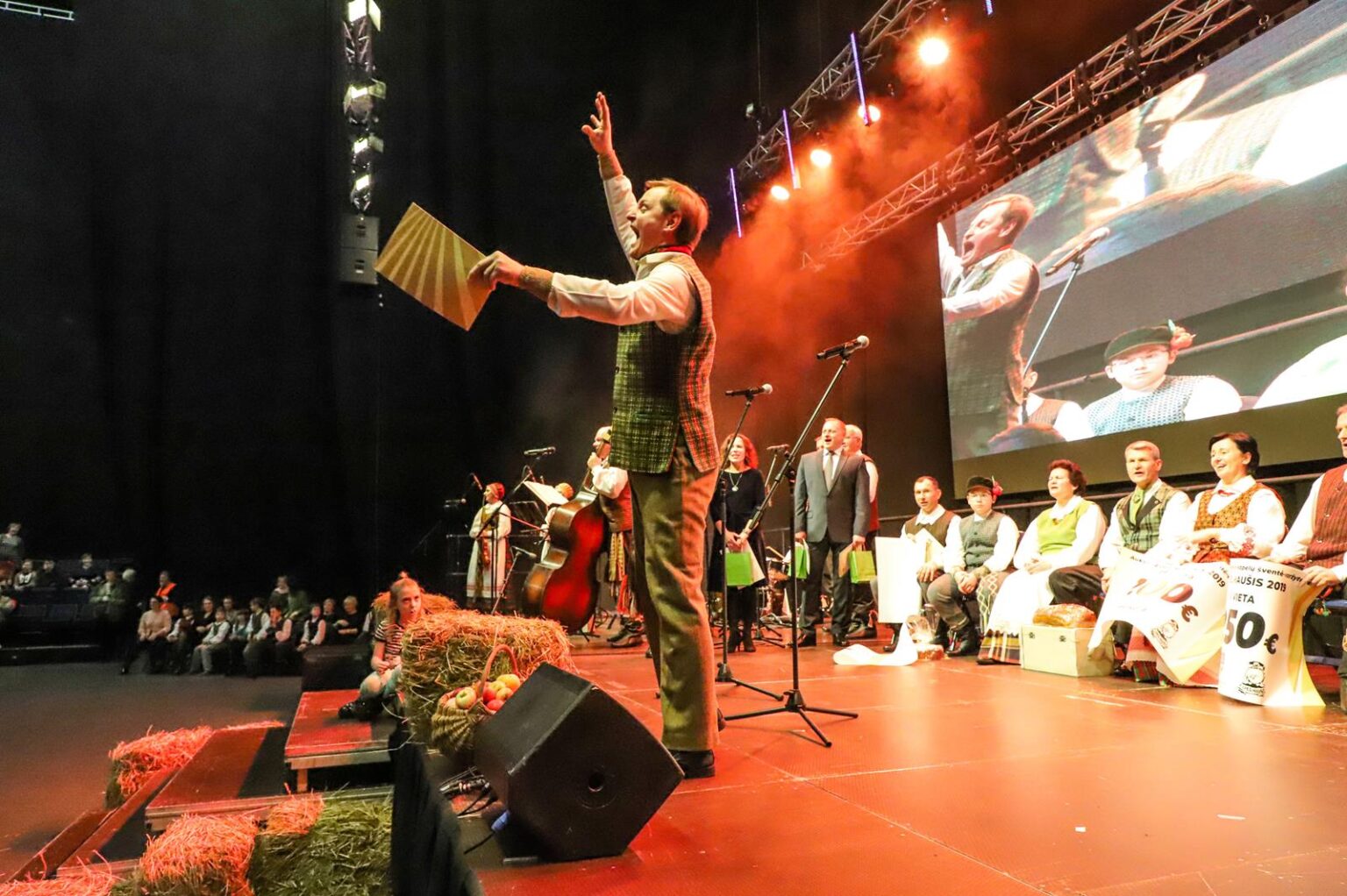 Jau 27-eri metai, kai Panevėžio krašte rudens pabaigtuves vainikuoja geriausiųjų kapelų varžytuvės ,,Kapelmaušis“. Ištikimiausi liaudies muzikos kolektyvų mūšio gerbėjai juokauja, kad ,,Kapelmaušį“ jau reikėtų įtraukti į kalendorinių švenčių kalendorių – dar likus savaitei iki svarbiausio rudens renginio visi bilietai buvo iššluoti. Organizatoriams teko nemažai pasukti galvą, kur visus sutalpinti.