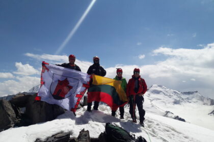 Kalnų liga, kai tam tikrame aukštyje žmogaus plaučiuose ima kauptis skysčiai, susimaišo protas, pasikeičia skonis ir požiūris į elementarius dalykus, gali kainuoti gyvybę. Bet alpinizmo traukos išgydyti tiesiog neįmanoma. Tokį užkratą jau penkis dešimtmečius nešioja jubiliejų švenčiantis Panevėžio alpinistų klubas bei buvęs jo vadovas Stasys Stryla.