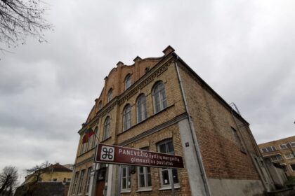 Panevėžyje kaip po lietaus pridygo pusšimtis naujų informacinių kelio ženklų, nukreipiančių į kultūros paveldo ir lankytinas vietas. Dar daugiau tokių atsiras ir rajone. Vietinius kai kurios nuorodos jau gerokai nustebino.