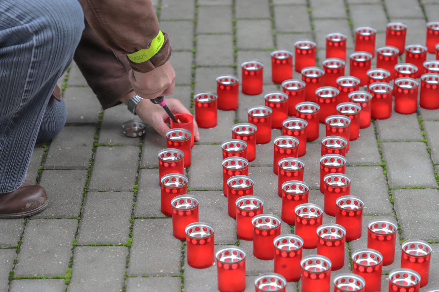 Beprasmės žmonių žūtys keliuose – vis dar vienas didžiausių Lietuvos skaudulių. Kasmet kelios dešimtys šeimų eismo įvykiuose netenka savo tėvų, vyrų, žmonų, vaikų, brolių ir sesių – pačių brangiausių žmonių. Dažnu atveju šių mirčių būtų buvę galima išvengti, jeigu žmonės atsakingiau sėstųsi prie vairo ar žengtų per gatvę. Tad jau tapo tradicija trečiąjį lapkričio sekmadienį Pasaulinei dienai žuvusiems eismo įvykiuose atminti organizuoti simbolines socialines akcijas.