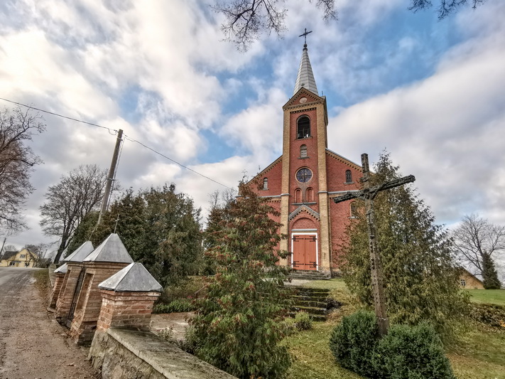 Iškili Šilų Šv. Jėzaus Vardo bažnyčia čia stovi jau daugiau kaip šimtą metų. I. STULGAITĖS-KRIUKIENĖS nuotr.