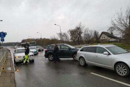 Vieną judriausių Panevėžyje Nemuno gatvių antradienio rytą užkimšo dėl eismo įvykio susidariusios spūstys.