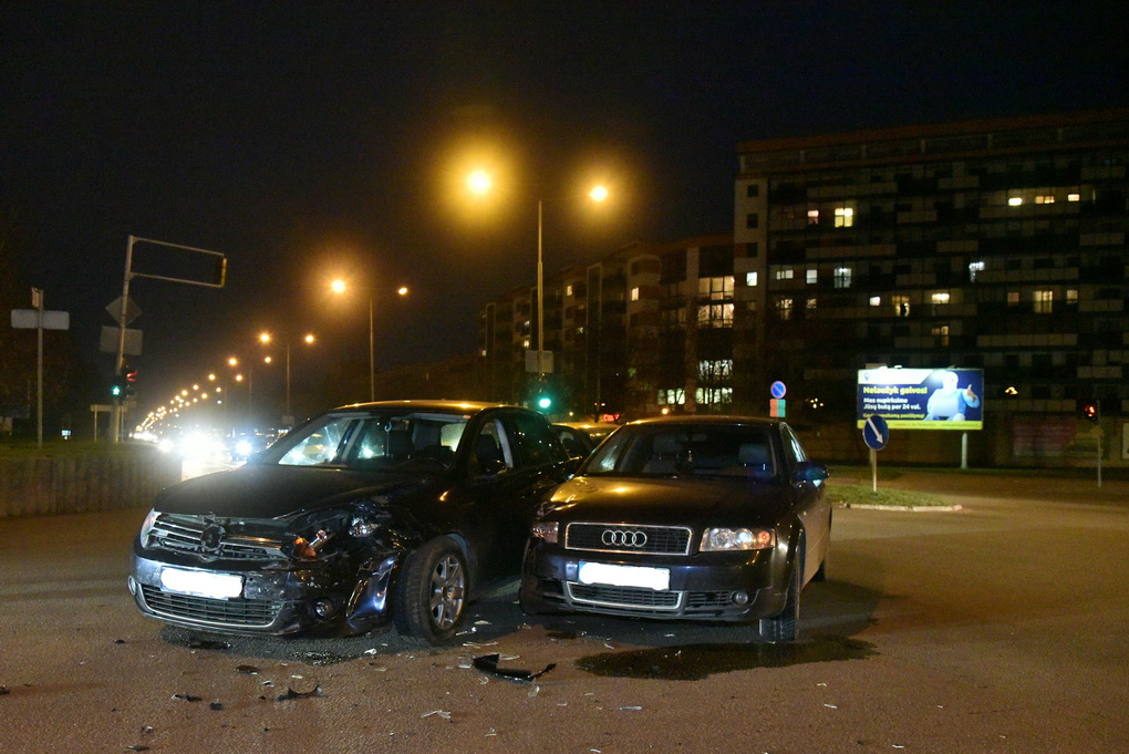 Darbo dienos pabaigoje įprastą automobilių spūstį arterinėje Klaipėdos gatvėje pirmadienio vakarą dar labiau padidino avarija.