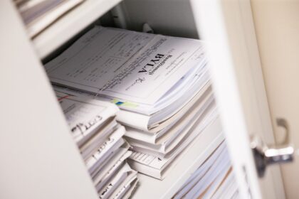 Šiandien Panevėžio apygardos teismas pradėjo nagrinėti baudžiamąją bylą, kurioje „Biržų alaus“ direktorius ir pagrindinis akcininkas J. N. bei buvusi gamybos vadovė A. N. kaltinami didelės vertės svetimo turto pasisavinimu, apgaulingu apskaitos tvarkymu ir neteisingų duomenų apie pajamas, pelną ar turtą pateikimu.