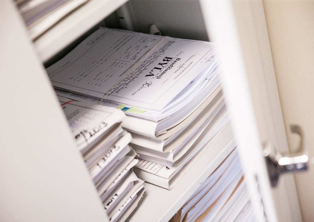 Šiandien Panevėžio apygardos teismas pradėjo nagrinėti baudžiamąją bylą, kurioje „Biržų alaus“ direktorius ir pagrindinis akcininkas J. N. bei buvusi gamybos vadovė A. N. kaltinami didelės vertės svetimo turto pasisavinimu, apgaulingu apskaitos tvarkymu ir neteisingų duomenų apie pajamas, pelną ar turtą pateikimu.