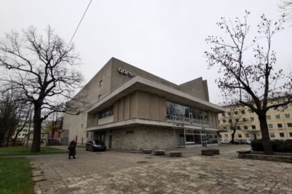 Nepaisant, kad Panevėžiui jau skirta milijoninė ES parama Stasio Eidrigevičiaus menų centro statybai, o dar kelis milijonus yra pažadėjusi ir Kultūros ministerija, ambicingo projekto pamatus sujudino prezidento patarėjai, stoję kino centro „Garsas“ gynėjų pusėn.