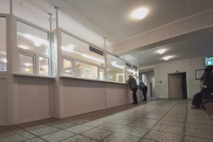 Nors alergijos, kamuojančios tiek kūdikius, tiek suaugusiuosius, yra viena dažniausių ligų, panevėžiečiai palikti be jokio alergologo-imunologo. Respublikinės Panevėžio ligoninės Konsultacijų poliklinikoje buvusi vienintelė mieste specialistė nuo rudens nebedirba, o į jos vietą pamainos nerandama. Gydymo įstaigos vadovai teisinasi neprisikviečiantys ne tik šių specialistų.