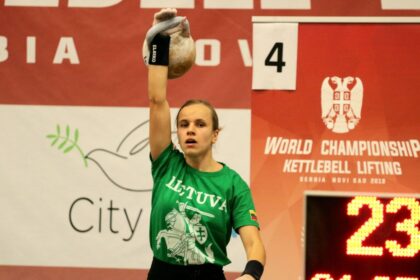 Trapus Smilgių miestelio vardas visiška priešingybė čia gyvenančioms moterims. Viena jų – 24-erių Rūta Šalkauskaitė, ką tik tapusi pasaulio svarsčių kilnojimo čempione. O paskui ją taip pat sėkmingai seka dar dvi seserys.