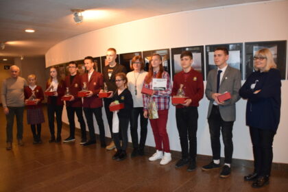 Šiandien Panevėžio miesto savivaldybėje atidaryta tradicinio, jau 13-ojo moksleivių fotografijų konkurso „Panevėžys – mano miestas“ paroda. Geriausių nuotraukų autorius pasveikino Savivaldybės administracijos direktoriaus pavaduotoja Žibutė Gaivenienė, nuotraukas aptarė fotomenininkė Marija Čičirkienė.