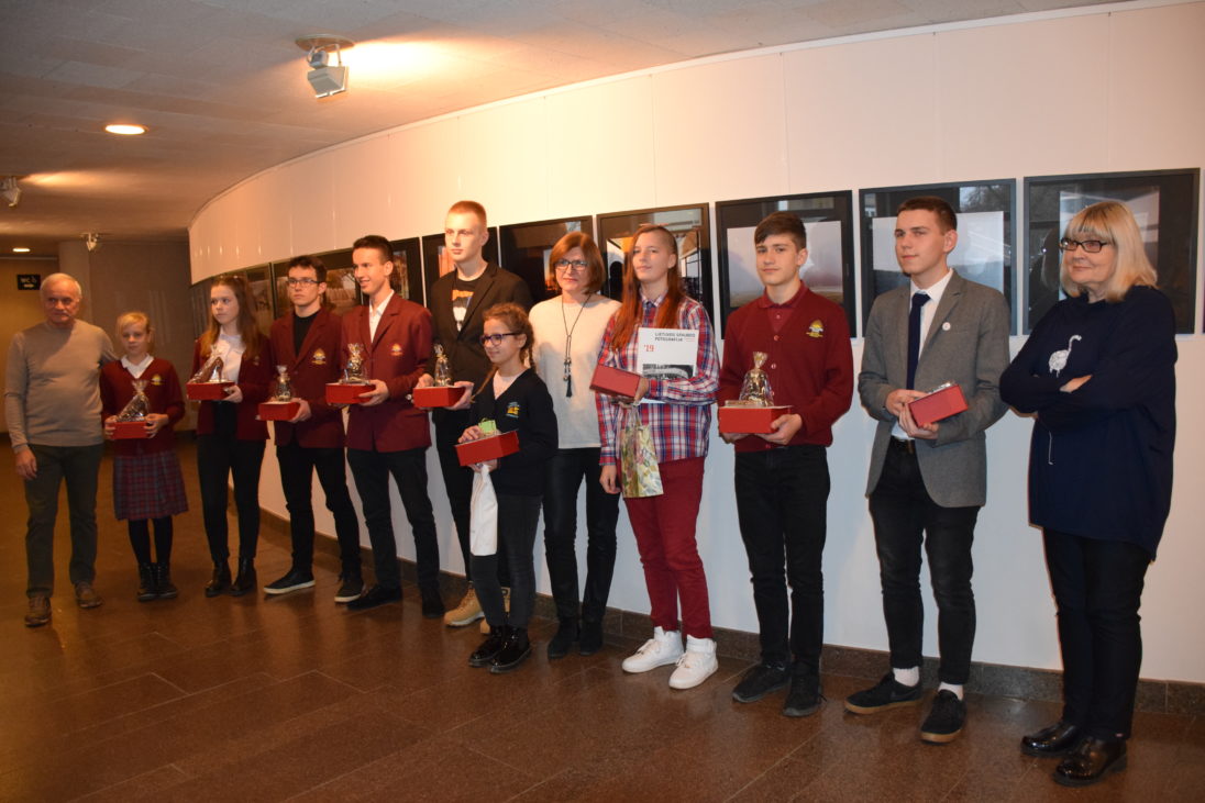 Šiandien Panevėžio miesto savivaldybėje atidaryta tradicinio, jau 13-ojo moksleivių fotografijų konkurso „Panevėžys – mano miestas“ paroda. Geriausių nuotraukų autorius pasveikino Savivaldybės administracijos direktoriaus pavaduotoja Žibutė Gaivenienė, nuotraukas aptarė fotomenininkė Marija Čičirkienė.