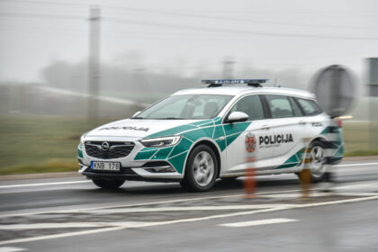 Vakare, piko valandą, sankryžoje gatvę bandęs vyras buvo partrenktas ir sužalotas.