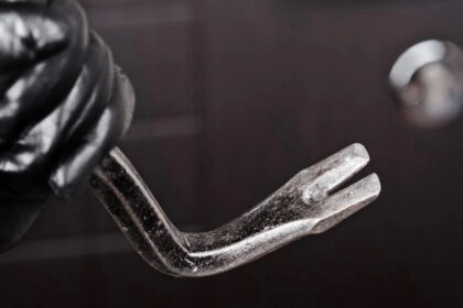 Šeštadienį apskrityje prasisukę vagys nesibodėjo kraustyti nei moteriškų rankinių, nei sandėliukų.