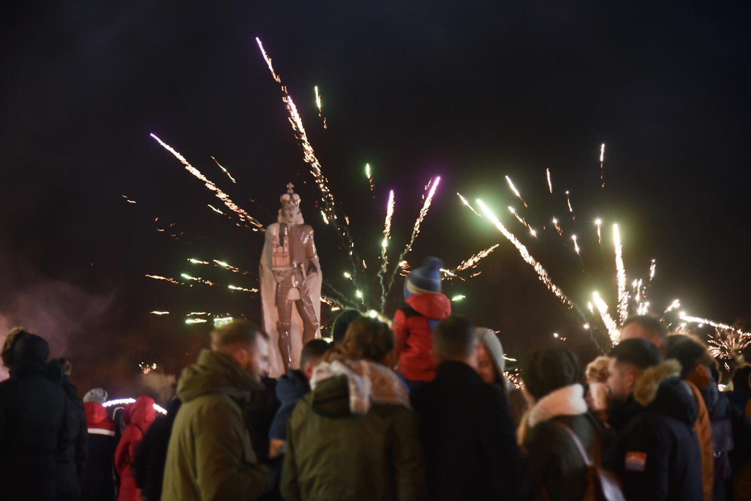 Laikrodžiams išmušus 12 kartų, Lietuva pasitiko 2020-uosius. Minia panevėžiečių pasveikinti vieni kitų su Naujaisiais susirinko miesto centre prie šviesų nutviekstos eglės.