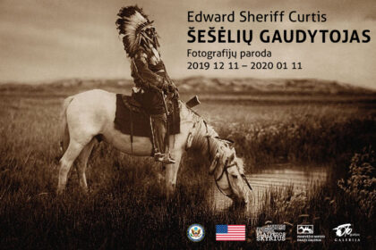 Panevėžio fotografijos galerijoje kitą savaitę atidaroma amerikiečių fotografijos pionieriaus, etnologo Edwardo Sheriffo Curtiso fotografijų paroda „Šešėlių gaudytojas“. Tai unikali proga susipažinti su 30 metų vykdytu milžiniškos apimties projektu, perteikiančiu nemarų Šiaurės Amerikos indėnų gyvenimą. Parodos atidaryme dalyvaus JAV ambasados Lietuvoje kultūros atašė Meghan Luckett.