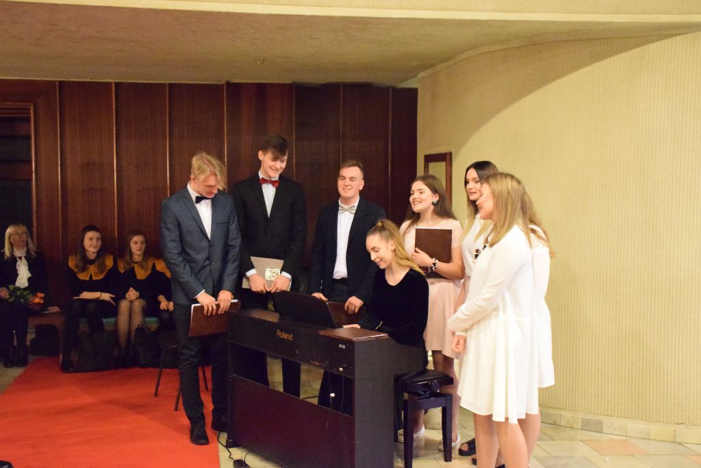 Šiandien Santuokų rūmuose pagerbti ir apdovanoti miesto bendrojo ugdymo, neformaliojo vaikų švietimo mokyklų 2018–2019 mokslo metų tarptautinių ir respublikinių dalykinių olimpiadų ir konkursų prizininkai, meninės krypties konkursų ir festivalių prizininkai ir laureatai.