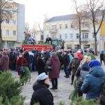 Panevėžio centre pakvipo tikromis Kalėdomis. Į aikštę prie kino centro „Garsas“ miškininkų atvežtų ir nemokamai dalintų eglių bei pušų šakų pasiimti susirinko minia.