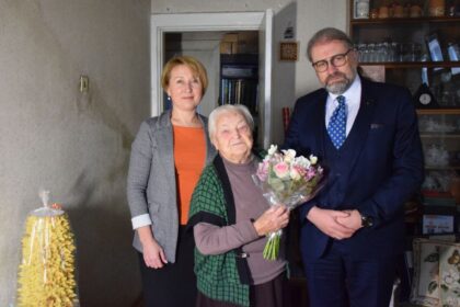 Šiandien Panevėžio miesto meras Rytis Račkauskas ir Socialinio skyriaus atstovė Daiva Simonaitienė 100-ojo gimtadienio proga pasveikino panevėžietę, ilgametę mokytoją Valę Zablockienę.