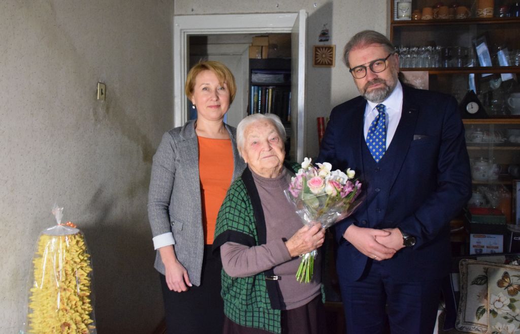 Šiandien Panevėžio miesto meras Rytis Račkauskas ir Socialinio skyriaus atstovė Daiva Simonaitienė 100-ojo gimtadienio proga pasveikino panevėžietę, ilgametę mokytoją Valę Zablockienę.