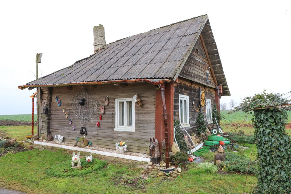 Ibutoniuose galima pamatyti ir taip išradingai puošiamus kiemus. I. Stulgaitės-Kriukienės nuotr.