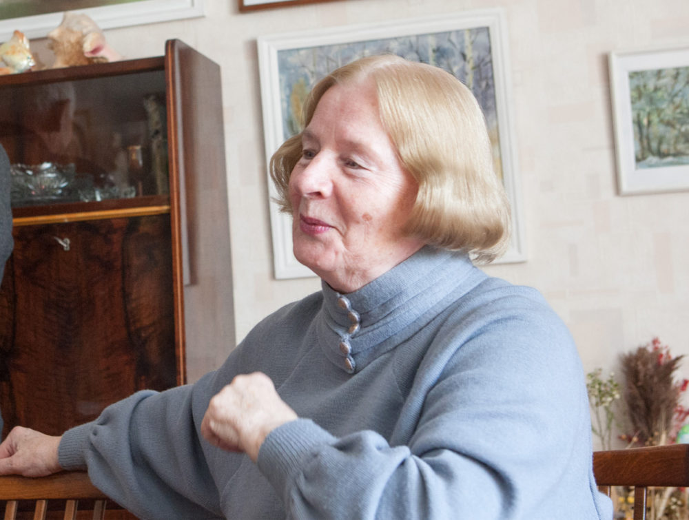 „Tėvelis pagaląsdavo ir prisirinkdavo metalo dulkių. Metalinį virbą apklijuodavo tomis dulkėmis, uždegdavo ir kol nudegdavo, žaižaruodavo švieselės. Jos buvo nepavojingos, neužsidegdavo pakabinus ant eglutės“, – prisiminimai iš vaikystės Kalėdų išliko L. Knizikevičienei. „Sekundės“ archyvo nuotr.