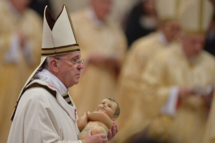 Popiežius Pranciškus savo kalboje Kalėdų proga trečiadienį ragino grąžinti taiką daugelyje neramių pasaulio kampelių, bet šventę temdė Filipinuose siaučiantis taifūnas ir streikai Prancūzijoje.