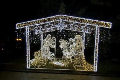 Inovatyvias Kalėdas paskelbusiame Panevėžyje iškilo ir netradicinė, moderni prakartėlė. Tai ažūrinė iš šviesos diodų girliandų pagaminta 4 m pločio ir apie 2,5 m aukščio šviečianti instaliacija.