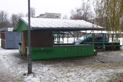 AB „Panevėžio butų ūkis“ (PBU) gyventojams ir prekybininkams praneša: nuo sausio 1 dienos stabdoma prekyviečių šalia prekybos centrų „IKI Stumbras“ (prie Aukštaičių g. 4) ir „Bičiulis“ (prie Marijonų g. 27, 29, Nevėžio g. 16, 20) veikla.