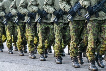 Nuo penktadienio policininkams didžiuosiuose šalies miestuose patruliuoti padeda Lietuvos kariuomenės Karo policija, savaitgalį į patruliavimą įsijungs ir Šaulių sąjunga.