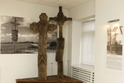 Nei fotografijų, nei portretų, nei beveik jokių dokumentų apie tikrąją Panevėžio krašto vertybę – dievdirbį Vincą Svirskį neišliko. Tik išsaugoti prisiminimai bei negausūs jo darbai pasakoja apie išskirtinius šio žmogaus gebėjimus ir jausmus. Iš kaimo į kaimą su įrankių dėžele keliaudavęs garsusis savamokslis kryždirbys garsėjo ir kitais unikaliais gebėjimais, netgi bandė išrasti amžinąjį variklį.