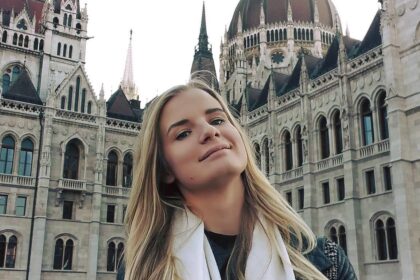 Nieko nėra įprasčiau, nei galvoti ir matyti pasaulį stereotipais. Kur kas sudėtingiau juos laužyti ir plaukti prieš srovę. Tą ir padarė Aistė Skaburskytė. Jeigu kada lankysitės Kongresų rūmuose ar eisite žiūrėti spektaklio į Nacionalinį dramos teatrą, prisiminkite, kad automatiką šiems pastatams sukūrė ne kas kitas, o žavi panevėžietė inžinierė.